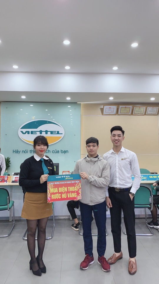 Khách hàng Nguyễn Đại An trúng thưởng chương trình "Mua Xiaomi rước hũ vàng tài lộc" tại siêu thị VPC03