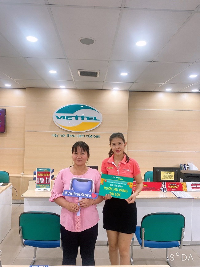 Khách hàng Võ Thị Thúy Diệu trúng thưởng chương trình "Mua Wiko rước hũ vàng tài lộc" tại siêu thị TGG16