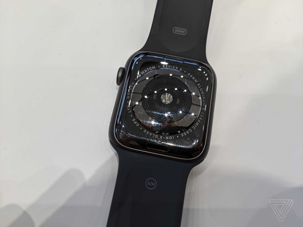 Mặt lưng in thông tin về phiên bản Apple Watch Series 5