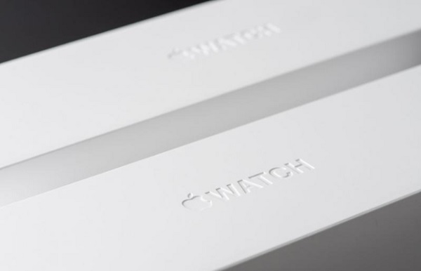 Apple giữ nguyên cách đóng hộp cũ với mặt trước là logo Táo và thương hiệu Watch