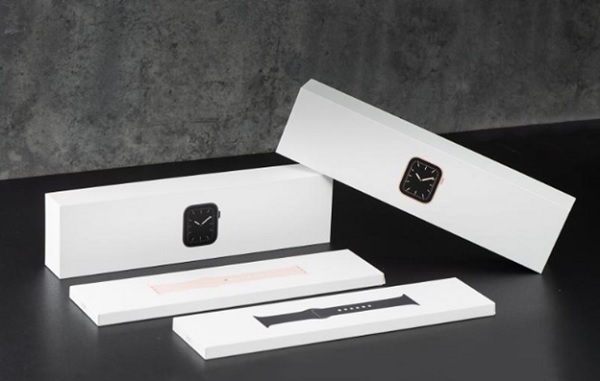 Trong lớp giấy là 2 hộp rời đựng mặt đồng hồ và dây đeo