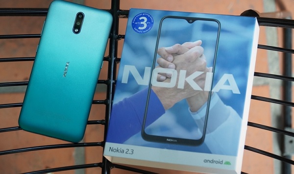 Vỏ hộp Nokia 2.3 khá cuốn hút với biểu tượng đôi bàn chạm vào nhau