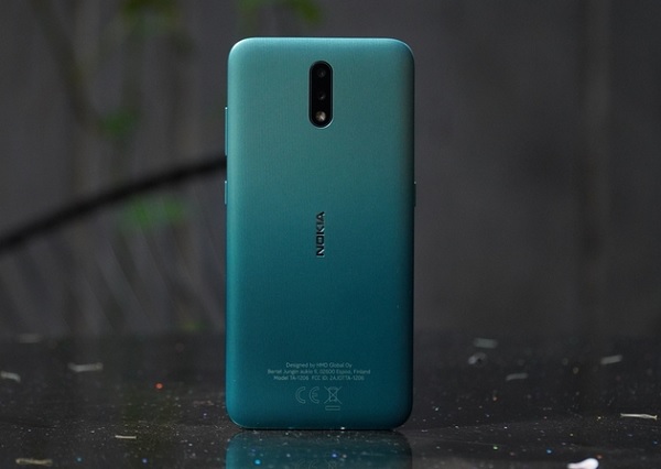 Trên tay Nokia 2.3 phiên bản Xanh lục bảo với sự chuyển màu nhẹ từ màu Xanh nhạt sang màu Xanh đậm