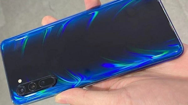 Ảnh thực tế trên tay OPPO Reno3 – Thiết kế mặt lưng vô cùng ấn tượng