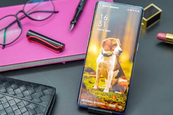 Mặt trước OPPO Reno3 Pro được làm cong 2 cạnh, các cạnh viền đều rất mỏng