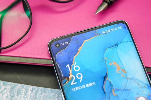 Camera trước OPPO Reno3 Pro có độ phân giải cao 32MP và được đặt trong lỗ đục ở góc trên cùng bên trái. Được biết, đây cũng là sản phẩm đầu tiên của OPPO sử dụng công nghệ quay chống rung Ultra Steady 2.0