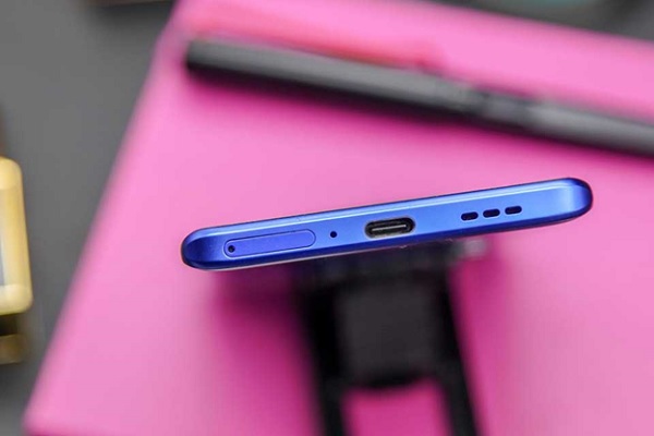 OPPO Reno3 Pro được trang bị 1 viên pin dung lượng 4.025 mAh và hỗ trợ sạc nhanh VOOC 4.0. Bộ sạc đi kèm máy là sạc nhanh 30W