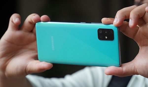 Cụm 4 camera phía sau khá lớn so với bản tiền nhiệm A50