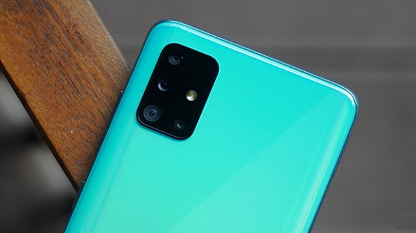 Cụm camera sau chứa 4 ống kính và 1 đèn flash LED