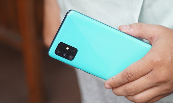 Galaxy A51 chỉ dày 7,9 mm và nặng 172 gram