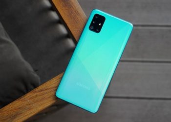Mặt lưng được làm từ chất liệu nhựa nhưng không hề kém sang