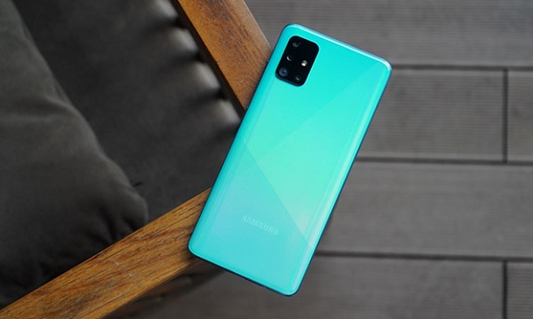 Mặt lưng được làm từ chất liệu nhựa nhưng không hề kém sang