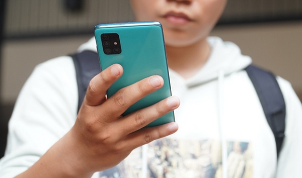 Trọng lượng nhẹ, kích thước không quá to giúp người dùng dễ dàng đem đi đến bất cứ nơi đâu