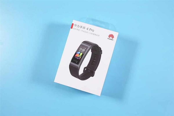 Hộp đựng của Band 4 Pro vẫn có tông màu chủ đạo là màu trắng, logo Huawei ở góc trên bên phải, tên sản phẩm ở bên trái và đồng hồ ở chính giữa