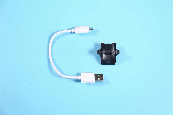 Người dùng không cần tháo vòng đeo khi sạc mà có thể cắm trực tiếp qua cổng USB 2.0, chỉ cần ghép nối với đế sạc theo đúng vị trí chân pogo mà Huawei đã chuẩn bị sẵn
