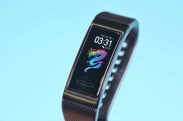 Thiết kế của Band 4 Pro khá tương đồng với tiền nhiệm, nó có khuôn được làm bằng kim loại, vòng đeo silicon thân thiện với da