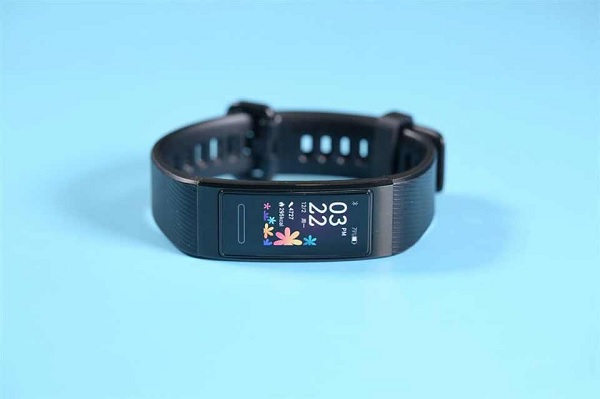Huawei Band 4 Pro được trang bị màn hình màu AMOLED 0.95 inch với độ nét cao, người dùng hoàn toàn có thể chỉnh giao diện theo ý muốn của mình
