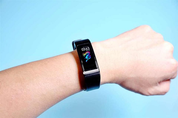 Trên tay Huawei Band 4 Pro, đồng hồ cho cảm giác thoải mái và nhẹ nhàng khi sử dụng