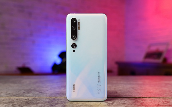 Đây là Xiaomi Mi Note 10 phiên bản Glacier White, với sự chuyển màu từ xanh nhạt xuống xanh lam, hơi phảng phất lên màu hơi tím một chút và các hiệu ứng chuyển màu khác nhau ở mọi góc độ.