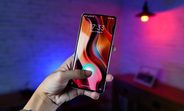 Màn hình 6.47 inch AMOLED cùng với chất lượng hình ảnh tốt, viền màn hình không quá dày, thiết kế hình giọt nước và có cảm biến vân tay nhúng trong màn hình siêu nhạy