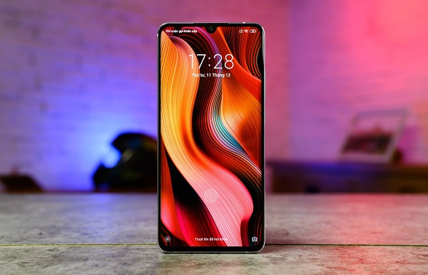 Trên tay Mi Note 10, máy có thiết kế khung kim loại và hai mặt kính với phần mặt kính trước và sau được bo cong vào khung viền và được bảo vệ bằng kính Gorilla Glass 5