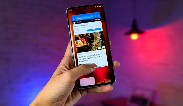 Máy chạy hệ điều hành Android 9, cài sẵn bộ giao diện MIUI 11 mới