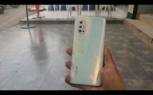 Vivo V17 sở hữu cụm camer sau hình chữ nhật, thiết kế hoành tráng với 4 camera và đèn flash LED