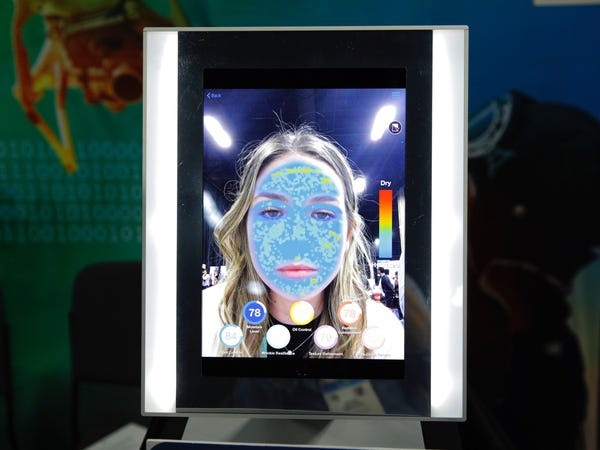 YouCam sẽ sinh ra 1 bản đồ khuôn mặt để người dùng có thể áp dụng hiệu ứng làm đẹp phù hợp với thời gian