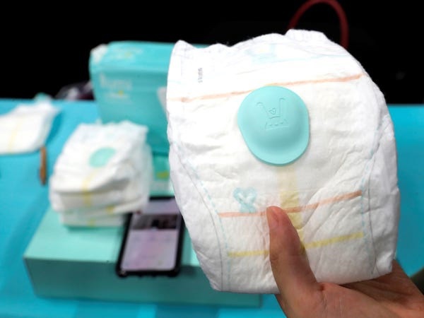 Chiếc bỉm Lumi by Pampers được gắn 1 cảm biến giúp theo dõi giấc ngủ của bé và đưa ra thông báo khi cần thay tã. Bỉm kết nối được với smartphone.