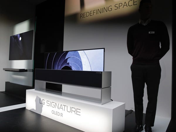 LG còn đem tới 1 chiếc tivi thông minh có thể cuộn lại được. Đây là sản phẩm thuộc dòng Signature OLED R và khi không cần sử dụng nó sẽ cuộn lại và được ẩn sau hộp loa giúp tiết kiệm không gian. Sản phẩm này được bán với mức giá 60.000 USD