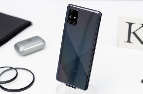 Mặt sau là những mặt cắt kim cương đa sắc màu đem đến sự nổi bật cho Galaxy A71