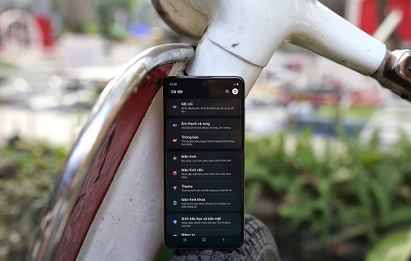 Sau khi kích hoạt chế độ Tối (Dark Mode), màn hình Galaxy A51 sẽ hiển thị nội dung tối ưu vào ban đêm, đồng thời tiết kiệm pin hơn