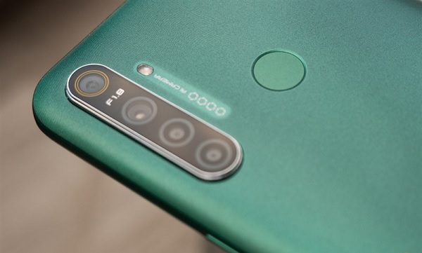 Realme 5i với cụm camera hơi lồi