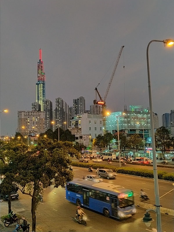 Chụp bằng chế độ Night Mode 2.0 giúp cải thiện chất lượng hình ảnh. Mọi thứ vẫn khá chi tiết và bức ảnh chấp nhận được