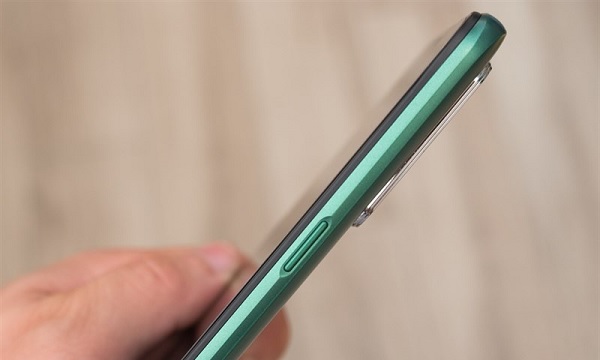 Cạnh bên không vát tròn mà vát nhọn nên hơi cấn tay khi cầm