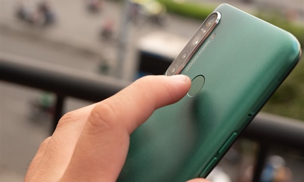 Cảm biến vân tay đặt ở mặt sau của máy