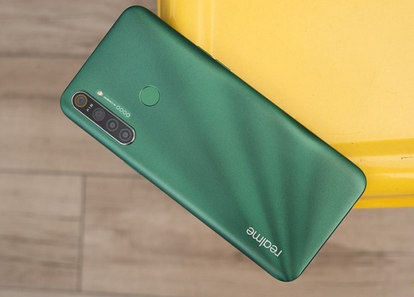 Mặt lưng Realme 5i với họa tiết là những tia nắng sáng sớm ấn tượng
