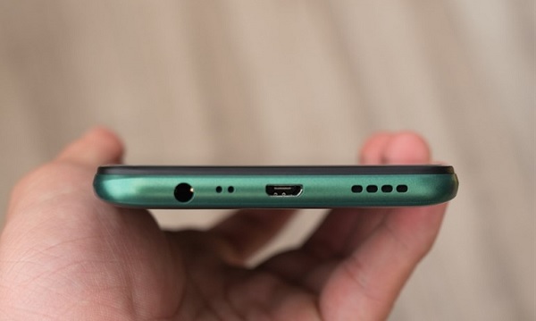 Cạnh đáy vẫn còn jack tai nghe 3.5mm, cổng kết nối microUSB, loa ngoài và mic thoại