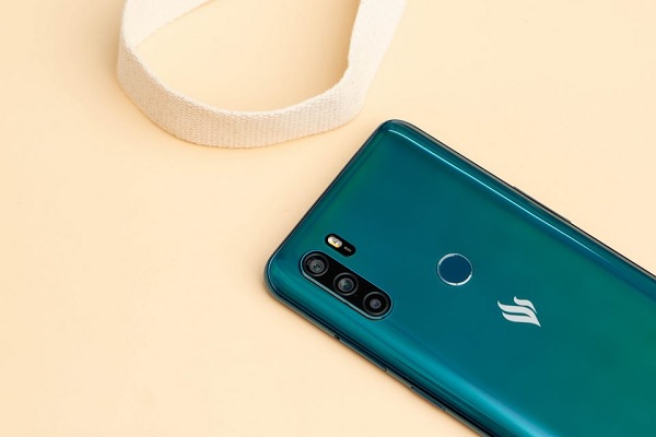 Cận cảnh mặt sau với cụm 3 camera