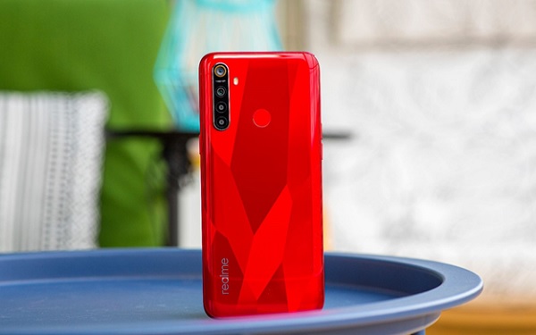 Realme 5s với các đường vân kim cương lạ mắt cho hiệu ứng ánh thị giác tốt