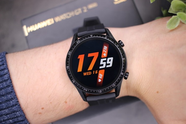 Huawei Watch GT2 sở hữu màn hình AMOLED, hiển thị rõ nét ngay cả dưới ánh nắng gắt