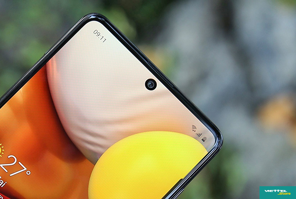 Galaxy A71 trang bị camera selfie 32MP, tích hợp các tiện ích làm đẹp khuôn mặt với phiên bản mới nhất sẽ làm cho làn da người dùng trắng hồng tự nhiên hơn, phù hợp với tiêu chí chọn lựa của phái nữ