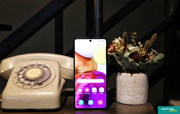 Galaxy A71 có thiết kế màn hình Infinity-O với các cạnh viền bezel đều siêu mỏng giống như dòng flagship