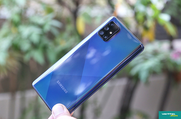 Mặt lưng Galaxy A71 được thiết kế với các đường cắt kim cương độc đáo tạo hiệu ứng chuyển màu sắc lung linh thật đẹp mắt