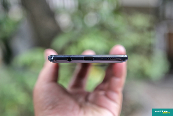 Galaxy A71 bố trí giắc cắm tai nghe chuẩn 3.5mm, cổng kết nối USB-C, microphone chính và loa ngoài ở cạnh dưới