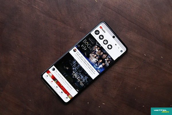 Màn hình Galaxy A71 có kích thước 6.7 inch cho không gian hiển thị nội dung rộng lớn gần tương tự máy tính bảng