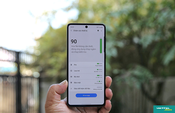 Galaxy A71 tích hợp sẵn tiện ích Chăm sóc thiết bị phiên bản mới nhất giúp hệ thống luôn hoạt động mượt mà