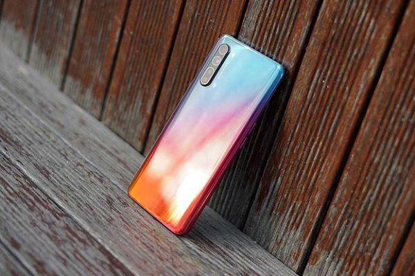 OPPO Reno3 đẹp ấn tượng khi nhìn từ mặt sau.