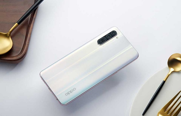 Phiên bản chúng tôi trên tay là bản màu trắng nên có vẻ đẹp tinh tế. Mặt sau có sự chuyển màu nhẹ từ hồng sang xanh nhạt.