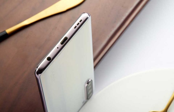 OPPO Reno3 vẫn được trang bị jack tai nghe 3.5mm, sử dụng cổng kết nối Type-C.